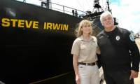 Paul Watson and Terri Irwin in front of the ship Steve Irwin, Photo: AFP