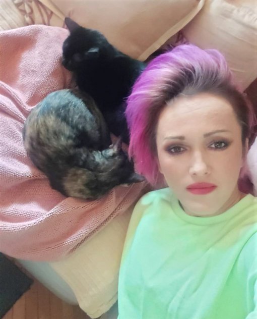 Ivana Kindl and her cats [ 217.15 Kb ]