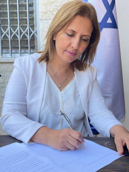 Ministrica Gamliel potpisuje zabranu [ 137.63 Kb ]