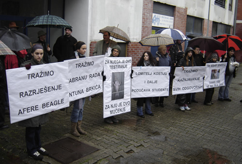 Prosvjed ispred zgrade Antuna Brki�a 5