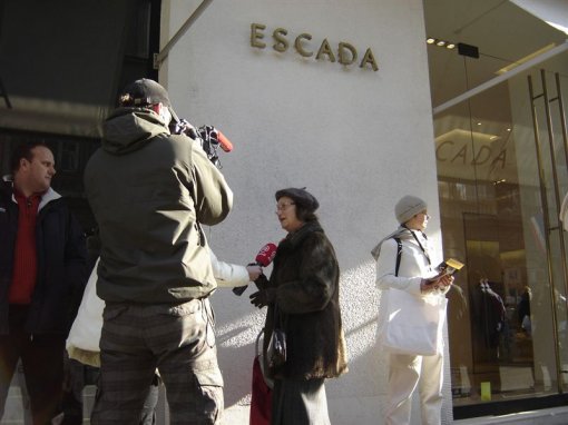 Protest in front of ESCADA 3 [ 79.00 Kb ]