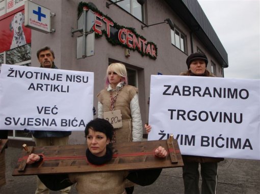 Protest in front of Pet Center 1 [ 91.88 Kb ]
