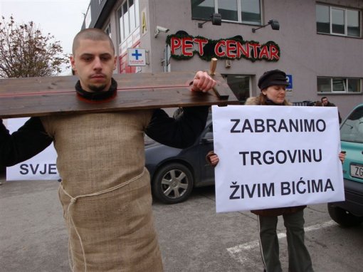 Protest in front of Pet Center 3 [ 98.02 Kb ]