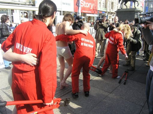 Anti-fur protest Zagreb 2009 h [ 176.10 Kb ]