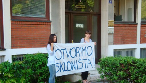 Protest infront of Veterinary Office [ 353.77 Kb ]