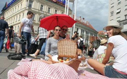 Piknik na glavnom trgu [ 113.13 Kb ]